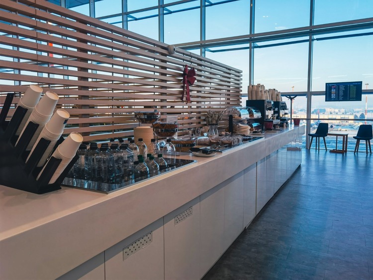 FOTO Cel mai mare aeroport din România lansează o licitație pentru operarea și modernizarea saloanelor Business