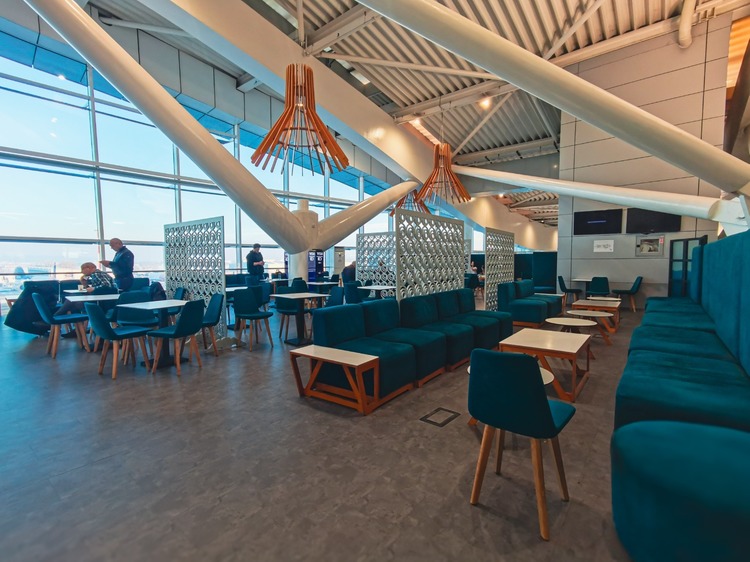 FOTO Cel mai mare aeroport din România lansează o licitație pentru operarea și modernizarea saloanelor Business