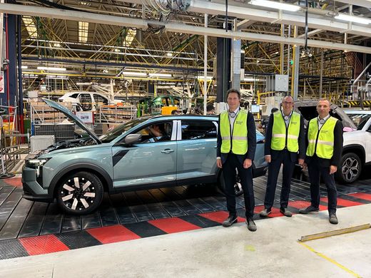 FOTO Bucurie amară pentru România: "Produs cu mândrie în Turcia!”. Cel mai mare și mai elegant model Dacia din istoria mărcii, Dacia Striker, a intrat în producție la Bursa, în timp ce uzina din Mioveni suferă