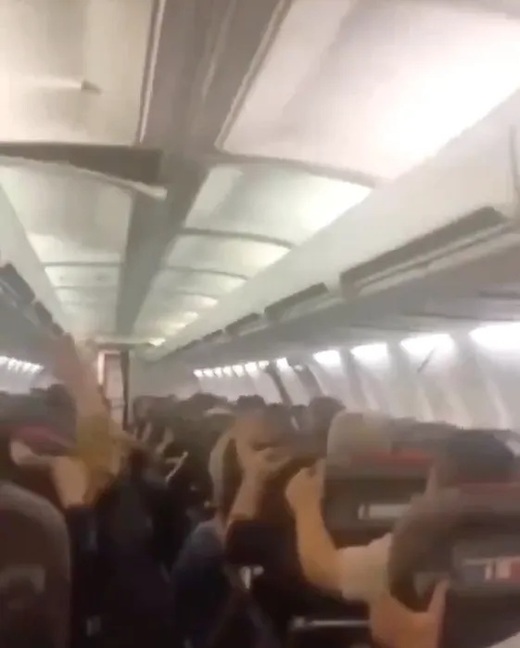VIDEO Incident grav cu un Boieng 737. Plafonul unui avion Boeing 737 aparținând Sepehran Airlines se surpă peste pasageri în urma unei aterizări de urgență