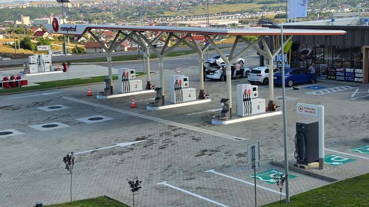 FOTO Rompetrol a deschis două noi benzinării moderne, în zona Variantei Ocolitoare Suceava