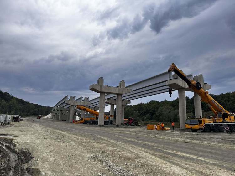 VIDEO&FOTO Umbrărescu, lucrare de anvergură pe A1. Au început lucrările de montare a grinzilor la cel mai lung pasaj de pe traseu