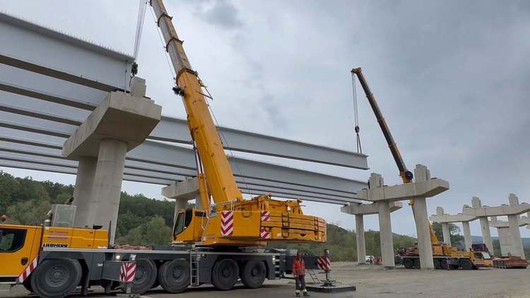 VIDEO&FOTO Umbrărescu, lucrare de anvergură pe A1. Au început lucrările de montare a grinzilor la cel mai lung pasaj de pe traseu