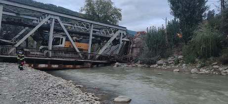 Un pod de fier s-a rupt după trecerea unui TIR, în județul Bacău