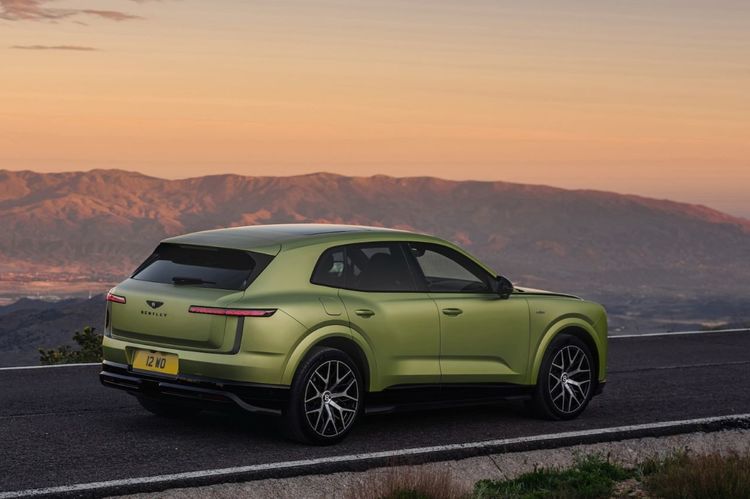 FOTO Primul Bentley electric din istorie este foarte scurt, dar are uși automate