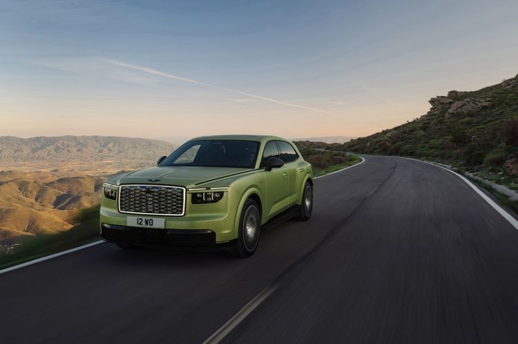 FOTO Primul Bentley electric din istorie este foarte scurt, dar are uși automate