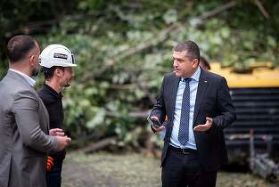 FOTO INEDIT Ministru a stat o oră blocat pe Valea Oltului. A coborât iritat din mașină și a descoperit muncitori care stăteau și priveau Oltul curgând. A început să sune pe telefoane