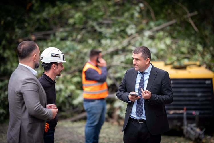 FOTO INEDIT Ministru a stat o oră blocat pe Valea Oltului. A coborât iritat din mașină și a descoperit muncitori care stăteau și priveau Oltul curgând. A început să sune pe telefoane