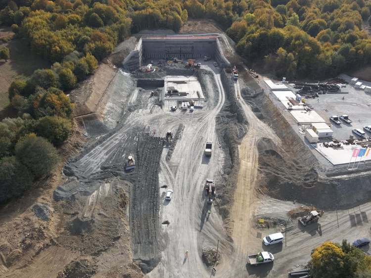 FOTO Ziua cârtiței se apropie! Platforma destinată montării și lansării TBM-ului care va fora Tunelul Poiana, pe Secțiunea 3 Cornetu–Tigveni a Autostrăzii Sibiu–Pitești, este aproape finalizată