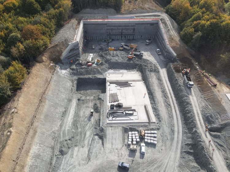 FOTO Ziua cârtiței se apropie! Platforma destinată montării și lansării TBM-ului care va fora Tunelul Poiana, pe Secțiunea 3 Cornetu–Tigveni a Autostrăzii Sibiu–Pitești, este aproape finalizată