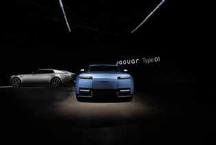 VIDEO & FOTO Jaguar surprinde cu noul model electric Type 01, în stilul Ferrari Luce, dar cu un design ce amintește de Audi Concept C