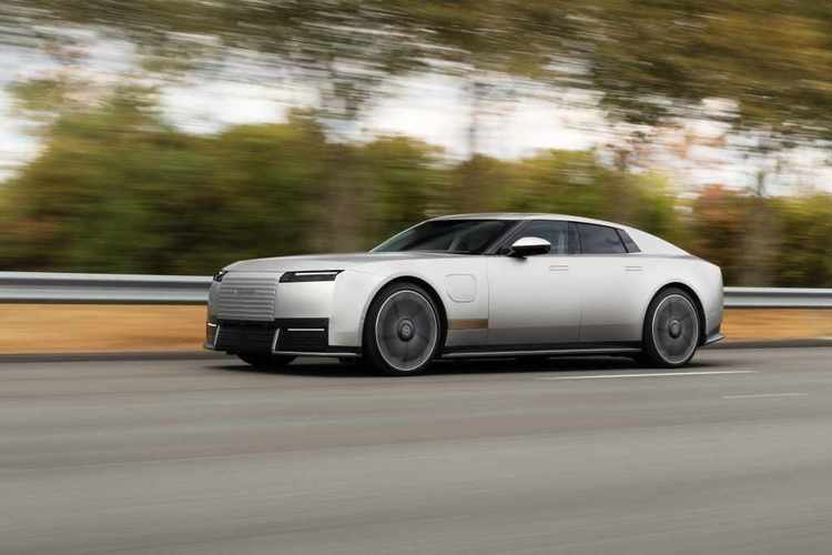 VIDEO & FOTO Jaguar surprinde cu noul model electric Type 01, în stilul Ferrari Luce, dar cu un design ce amintește de Audi Concept C