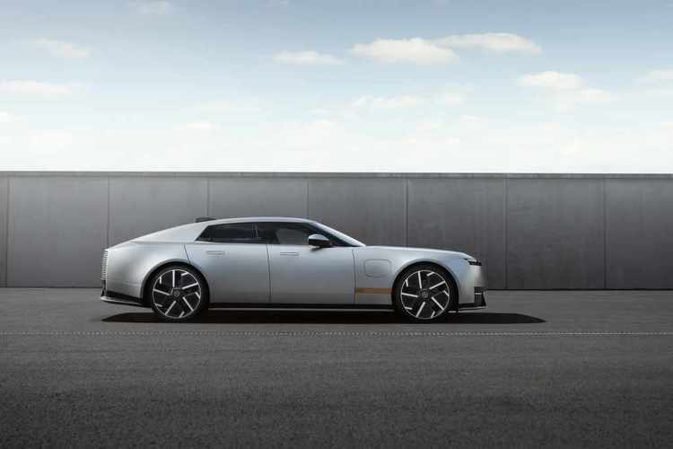 VIDEO & FOTO Jaguar surprinde cu noul model electric Type 01, în stilul Ferrari Luce, dar cu un design ce amintește de Audi Concept C