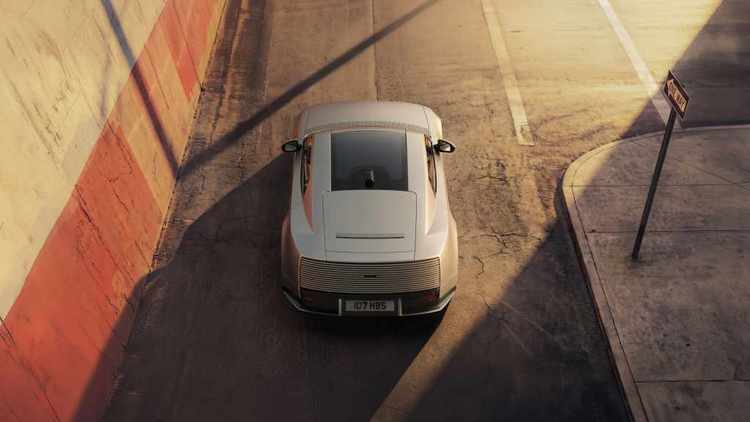 VIDEO & FOTO Jaguar surprinde cu noul model electric Type 01, în stilul Ferrari Luce, dar cu un design ce amintește de Audi Concept C