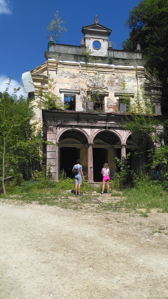 FOTO Un monument de arhitectură al stațiunii Moneasa, Vila Nufărul, unde s-au amenajat primele băi termale, a ajuns o ruină, fiind abandonat de 27 de ani