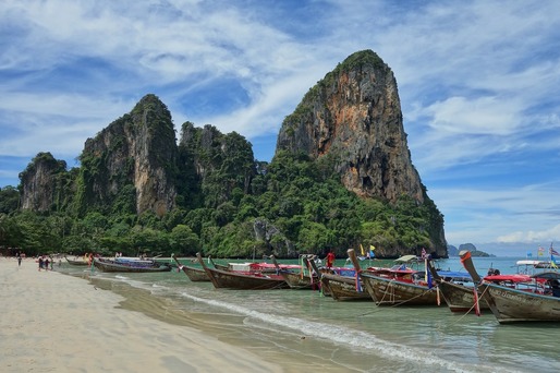 Fumatul pe cele mai faimoase plaje din Thailanda, sancționat cu amendă de 3.000 de dolari sau până la un an de închisoare