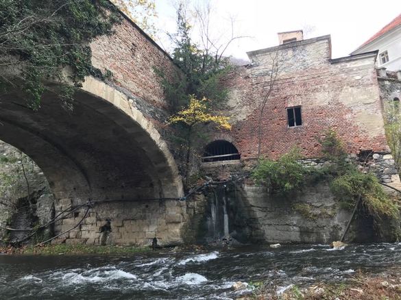 FOTO O clădire de patrimoniu a României se degradează pentru că noul proprietar, care vrea să o transforme într-un hotel de cinci stele, nu poate investi din cauza birocrației