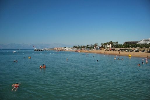 Touroperator: Peste 243.000 de turiști români au ajuns în vacanță în Antalya în acest an