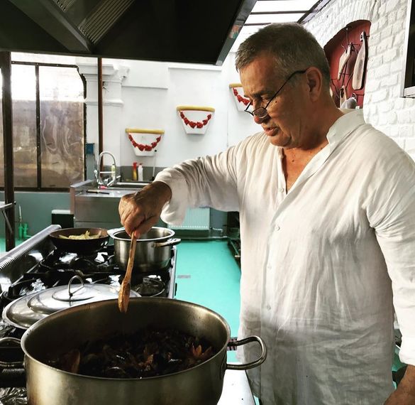FOTO Dinescu și-a mai deschis un restaurant, unde gătește el însuși. 