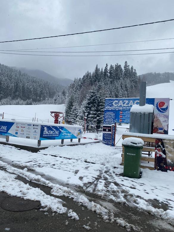 VIDEO-FOTO A nins pe Valea Prahovei, dar toate activitățile sunt înghețate. Monitor în Azuga: Este prima dată când văd pârtiile pustii, deși avem zăpadă. Totul este mort