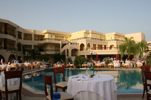 Reguli la hoteluri în Grecia: check-in în aer liber, mâncare și băi în piscină pe rând