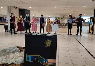 VIDEO Turiștii, întâmpinați de dansatori cu bunătăți pe Aeroportul Internațional Rhodos