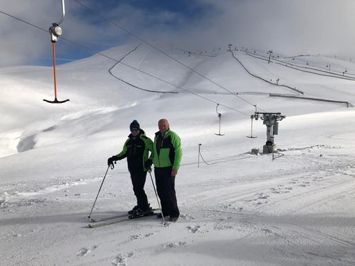 Sute de turiști își petrec weekend-ul la schi, pe Valea Prahovei. La Sinaia, nu mai sunt locuri în parcarea amenajată la stația de plecare a telegondolei către Cota 1400