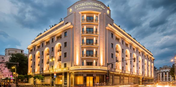 FOTO Hotelul Athénée Palace trece sub brandul InterContinental, care a coborât de pe clădirea-simbol a Capitalei. Copos renunță la Hilton după aproape trei decenii