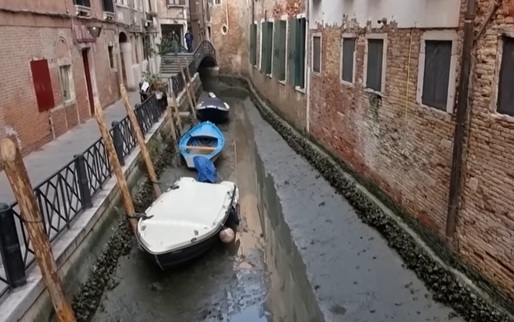 VIDEO Gondolele sunt trase pe dreapta în Veneția. Imagini dezolante cu celebrele canale rămase fără apă 