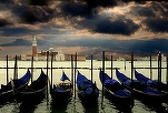 UNESCO recomandă adăugarea Veneției, care riscă să sufere daune ”ireversibile” din cauza turismului și a creșterii nivelului mării, pe lista siturilor în pericol