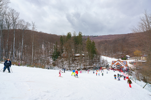 Vremea caldă închide pârtiile de schi din județul Covasna: la Șugaș Băi pârtia a rezistat un weekend, iar la Covasna nu s-a schiat deloc în acest sezon