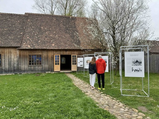 Casa Regelui Charles al III-lea, de la Viscri, se redeschide pentru vizitare. Expoziție de fotografie cu orașul Copșa Mică, între comunism și democrație