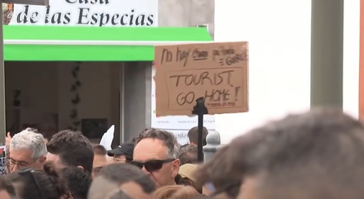 VIDEO Proteste masive în Insulele Canare pentru limitarea turismului