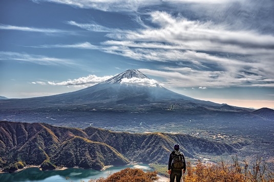 Un oraș din Japonia va bloca priveliștea Muntelui Fuji după ce turiștii au supraaglomerat un loc popular pentru fotografii
