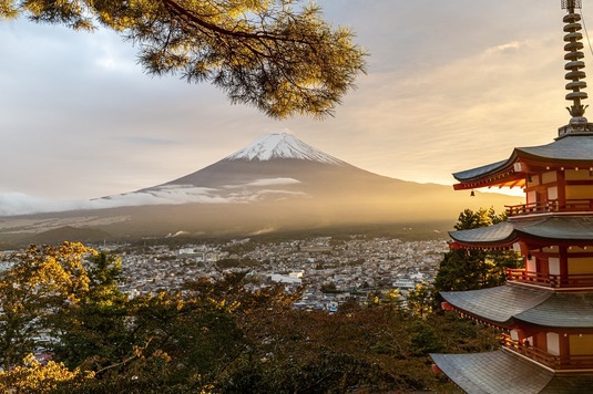 Un oraș din Japonia inundat de turiști blochează o priveliște virală cu Muntele Fuji