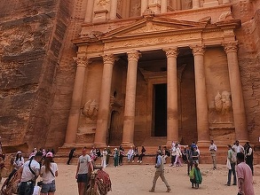 VIDEO Aproximativ 1.800 de turiști, evacuați din orașul antic Petra după ce zona a fost lovită de inundații