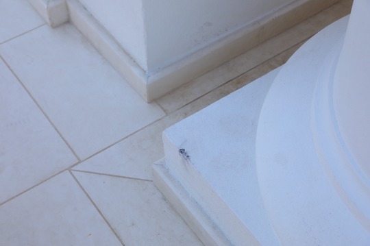 FOTO Cazinoul din Constanța a fost vandalizat. Unii vizitatori au desprins foițele de aur, iar alții au lovit cu picioarele pereții proaspăt restaurați