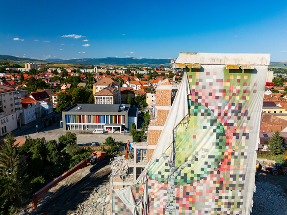 Hotelul din România, construit de comuniști, pe care nu l-a vrut nimeni - demolat VIDEO&FOTO