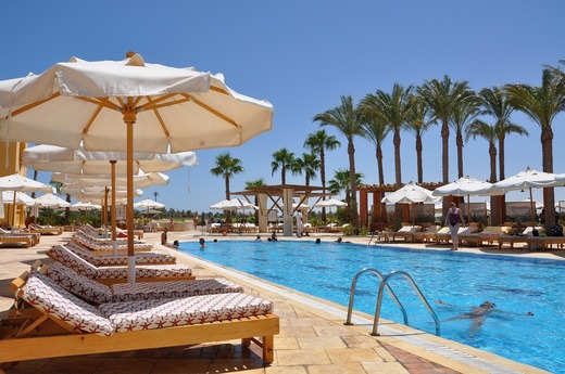 Zeci de turiști au ajuns la spital după ce au fost intoxicați în piscina unui hotel din Spania