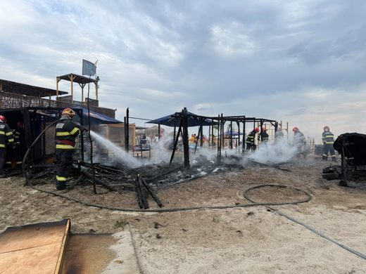 VIDEO&FOTO Incendiu pe plaja din Constanța. Au ars o magazie de kite-uri și două ambarcațiuni
