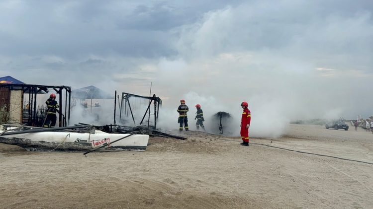 VIDEO&FOTO Incendiu pe plaja din Constanța. Au ars o magazie de kite-uri și două ambarcațiuni