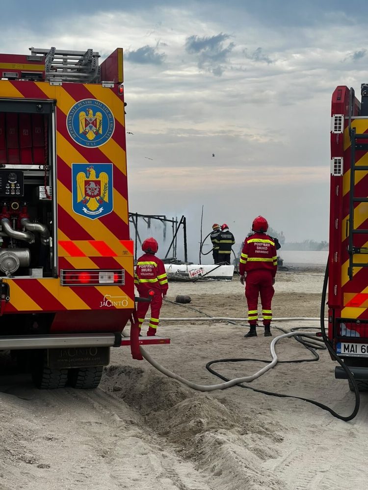 VIDEO&FOTO Incendiu pe plaja din Constanța. Au ars o magazie de kite-uri și două ambarcațiuni