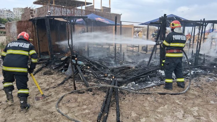 VIDEO&FOTO Incendiu pe plaja din Constanța. Au ars o magazie de kite-uri și două ambarcațiuni