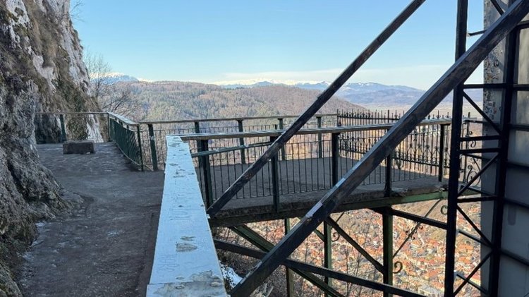 FOTO Cel mai popular loc de fotografiat din Brașov va fi reabilitat în următoarele trei luni. Platforma Belvedere de pe masivul Tâmpa are probleme de siguranță