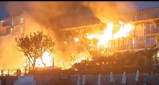 VIDEO Incendiu pe litoralul bulgăresc, la Sozopol, localitate frecventată de români. Turiști au fost evacuați