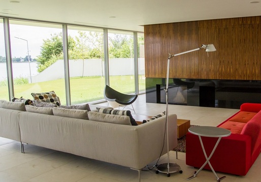 GALERIE FOTO "Casa de pe lac" de la Buftea, la vânzare pentru 2 milioane de euro