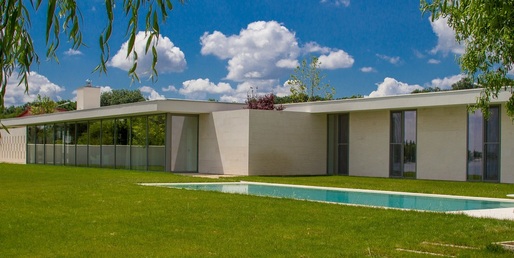 GALERIE FOTO "Casa de pe lac" de la Buftea, la vânzare pentru 2 milioane de euro