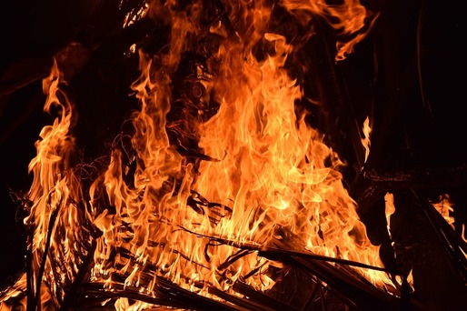 Incendiu la o pensiune din Tulcea, mai multe persoane au părăsit imobilul când au izbucnit flăcările