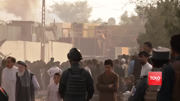 Localnicii afgani civili din cartierul în care se află Green Village protestează în urma atacului terorist. Sursă foto: captură video TOLOnews 