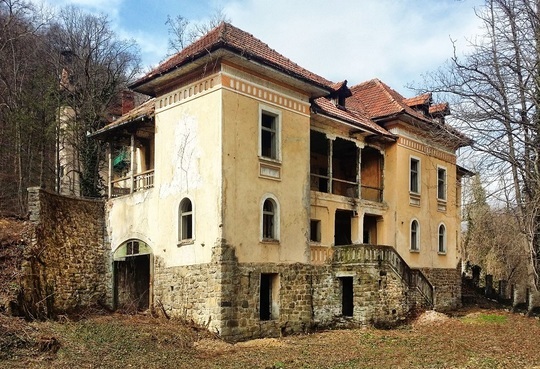 FOTO „Micul castel de pe Valea Oltului” și două vile construite la începutul secolului trecut, scoase la vânzare
